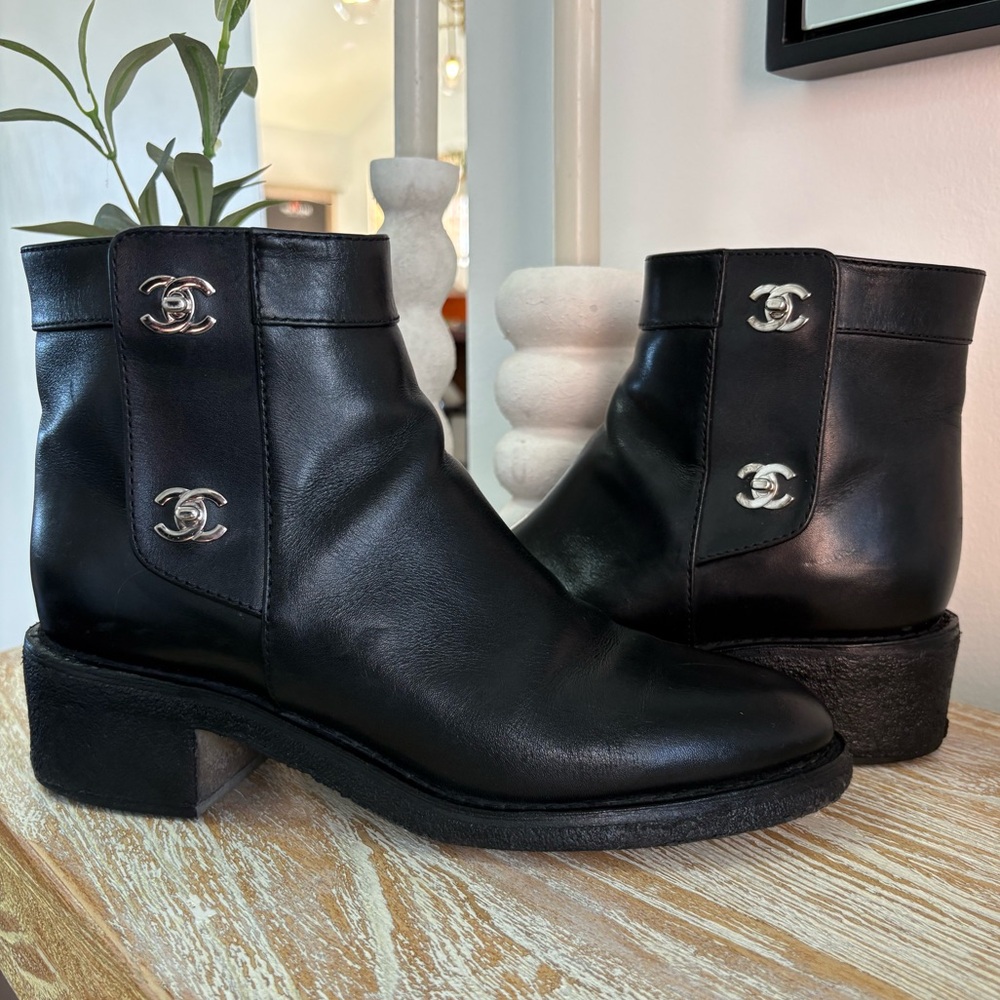 AUTHENTIC Chanel Turn Lock Ankle Boot in Black size 10 - Excellent condition